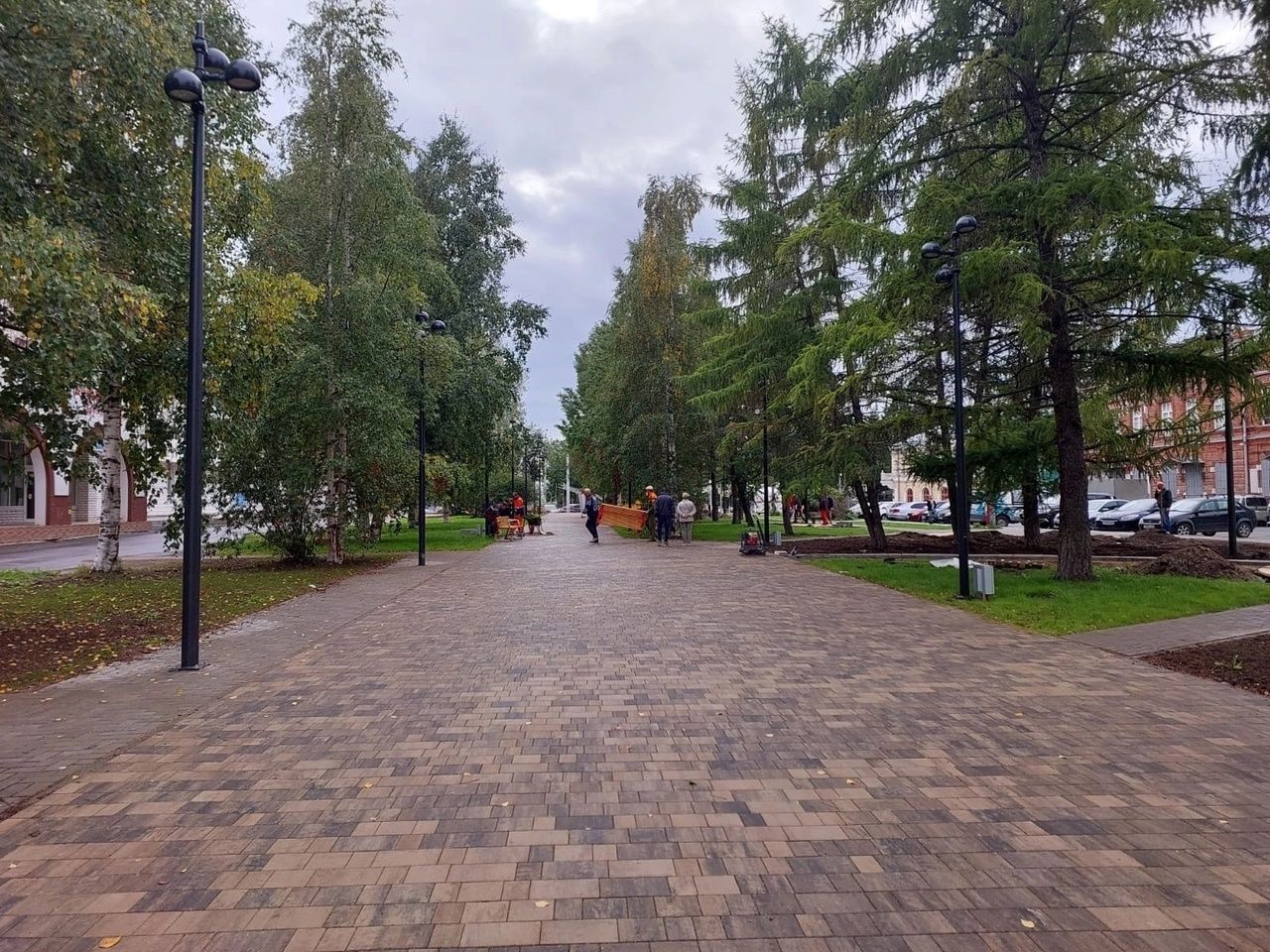 Сквер в Троицке. Парк освещение.