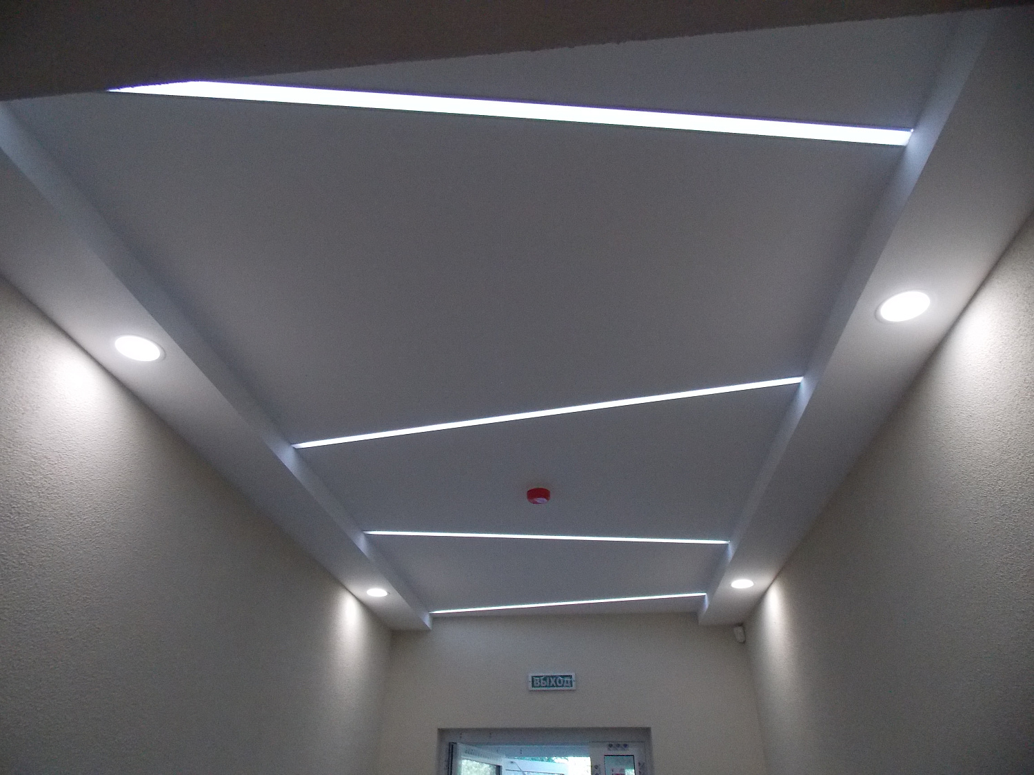 Освещение офиса продаж компании Тракотородеталь в городе Архангельске.